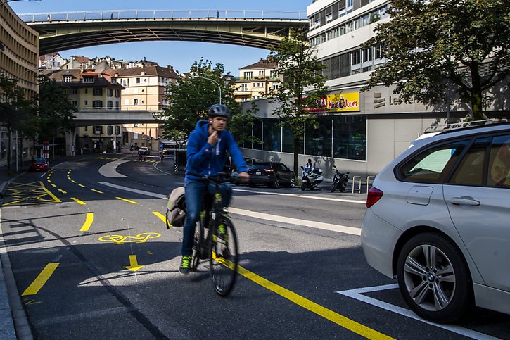 La Ville de Lausanne a été récompensée par Pro Vélo pour avoir créé 7,5 km de "coronapistes", ici à la rue St-Martin (archives). © KEYSTONE/JEAN-CHRISTOPHE BOTT