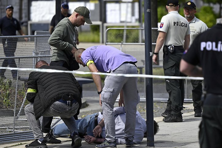 La police a arrêté un homme après les tirs sur le Premier ministre slovaque. © KEYSTONE/AP/Radovan Stoklasa