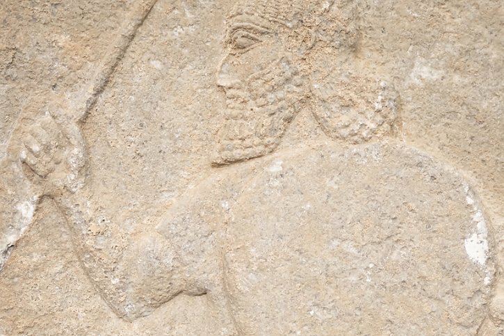 Le deuxième relief a été mutilé. La partie restituée à l'Irak représente un seul dignitaire armé d'un bouclier et brandissant une lance, au-dessus de l'inscription, qui reste à déchiffrer. © KEYSTONE/ANTHONY ANEX
