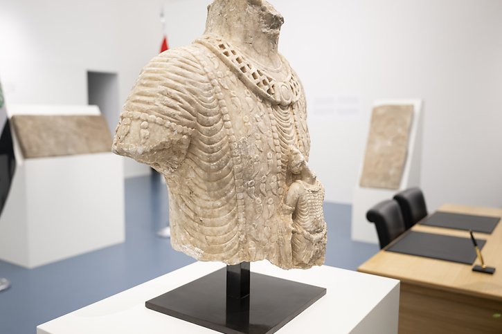 Le fragment de buste royal, du II-IIIe siècle, est originaire de la ville antique de Hatra. Il représente le roi de Hatra en train de prier. © KEYSTONE/ANTHONY ANEX