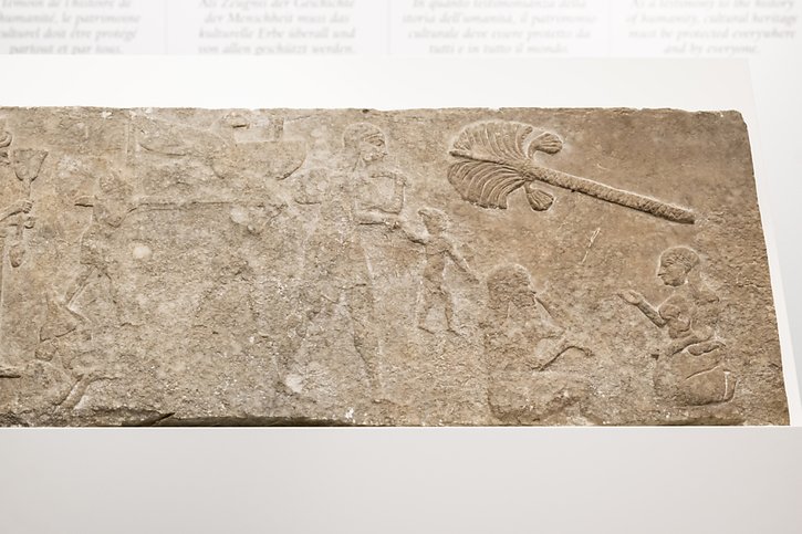 Le relief assyrien montre des soldats assyriens déportent les divinités de Babylone et sa population. © KEYSTONE/ANTHONY ANEX
