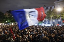 La police met fin au rassemblement de milliers de Parisiens
