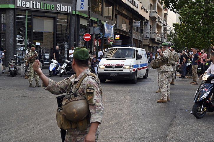 Le déclenchement de petits explosifs insérés dans des bipeurs achetés par le Hezbollah à Taïwan a fait 9 morts et près de 2800 blessés mardi au Liban. © KEYSTONE/EPA/WAEL HAMZEH