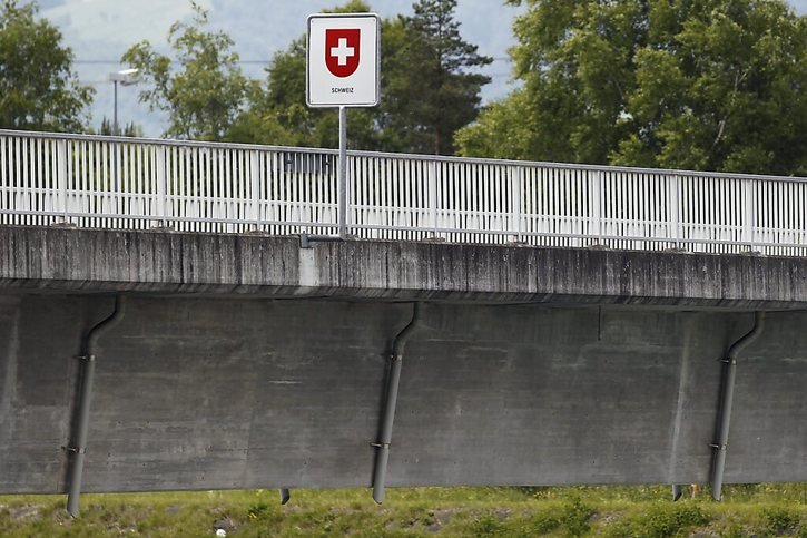 Le Conseil fédéral estime que seule la Confédération doit pouvoir utiliser les armoiries suisses, sous forme d'écusson (archives). © KEYSTONE/PETER KLAUNZER
