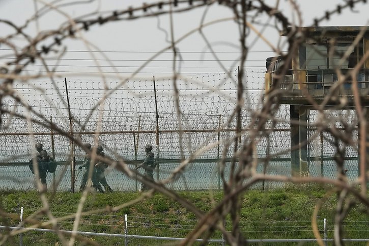 Des soldats sud-coréens ont effectué des tirs de sommation à la ligne de démarcation militaire entre les deux pays (archives). © KEYSTONE/AP/AHN YOUNG-JOON