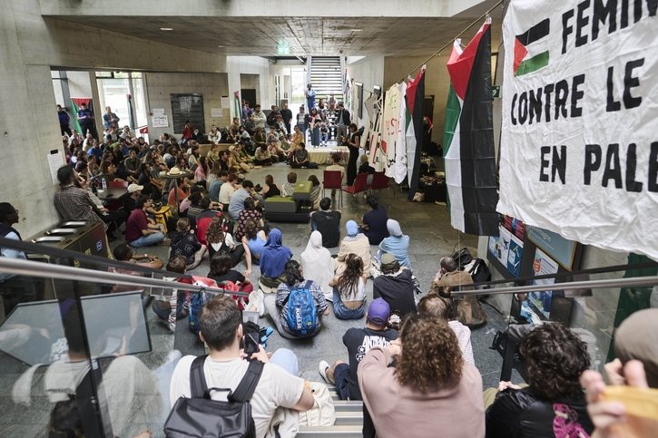 Le collectif Coordination Etudiante pour la Palestine (CEP) qui avait occupé le bâtiment Pérolles 21 de l'Université de Fribourg (Unifr) exhorte samedi la rectrice à revenir sur sa décision de déposer plainte pour violation de domicile. @Jean-Baptiste Morel