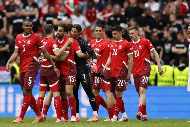 Après leur succès contre la Hongrie samedi, les joueurs de Murat Yakin peuvent obtenir leur billet pour les 8es de finale face à l'Ecosse. © KEYSTONE/PETER KLAUNZER