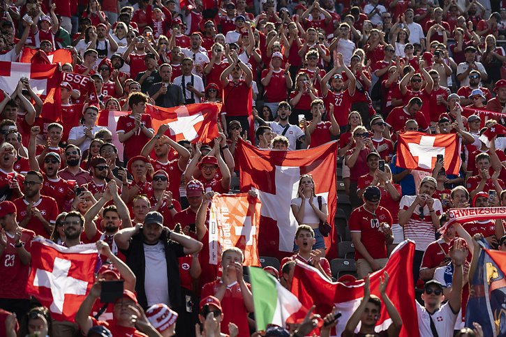 Les supporters suisses ont vécu une fin d'après-midi de rêve © KEYSTONE/PETER KLAUNZER