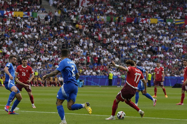 Cette frappe enroulée de Vargas a permis à la Suisse de mener 2-0 © KEYSTONE/AP/Ariel Schalit