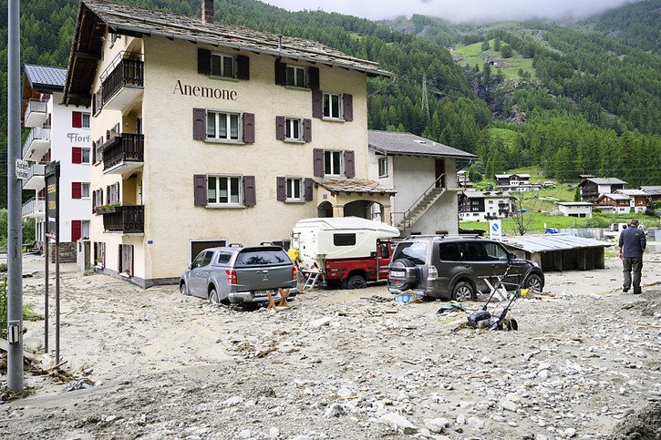 Le village Saas-Grund a été particulièrement touché par les intempéries, une personne y est décédée. © KEYSTONE/JEAN-CHRISTOPHE BOTT