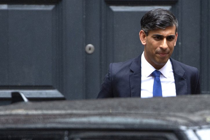 Rishi Sunak a présenté ses excuses aux Britanniques en quittant Downing Street. © KEYSTONE/AP/Thomas Krych