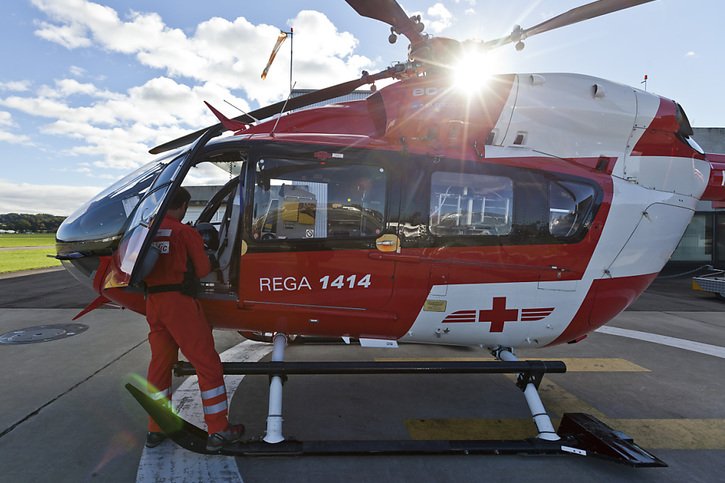 Dans l'Oberland bernois, un hélicoptère de la Rega a retrouvé un randonneur en difficulté grâce à une caméra thermique. L'homme a pu être secouru par une deuxième machine équipée d'un treuil. (Image d'illustration) © KEYSTONE/GAETAN BALLY
