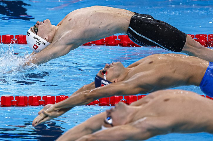 Roman Mityukov (en haut) a remis les choses au point en 200 m dos. © KEYSTONE/PATRICK B. KRAEMER