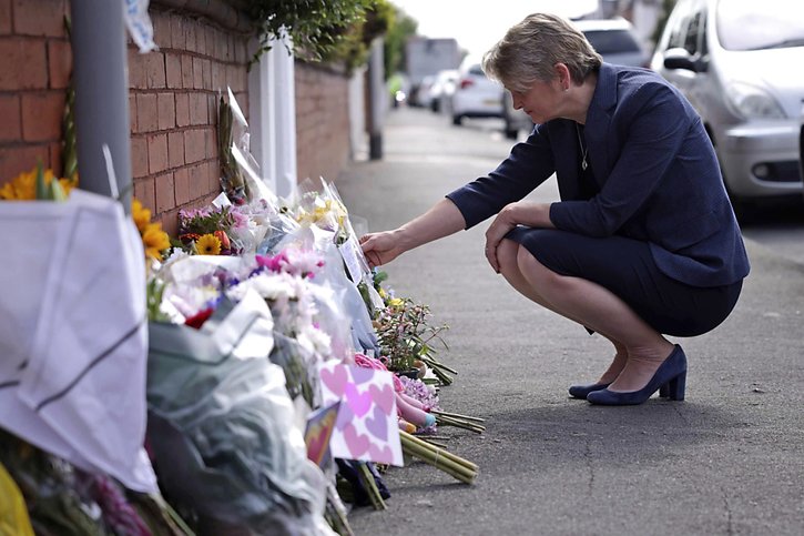 La ministre de l'Intérieur Yvette Cooper s'est recueillie près de la scène du drame. © KEYSTONE/AP/James Speakman