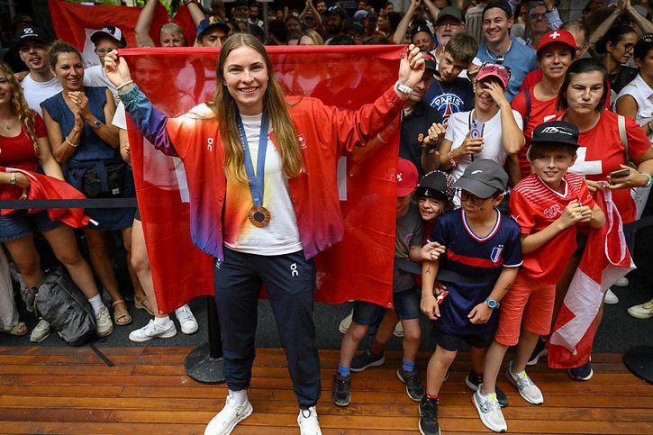 Zoé Claessens avec ses fans, petits et grands. © KEYSTONE/LAURENT GILLIERON