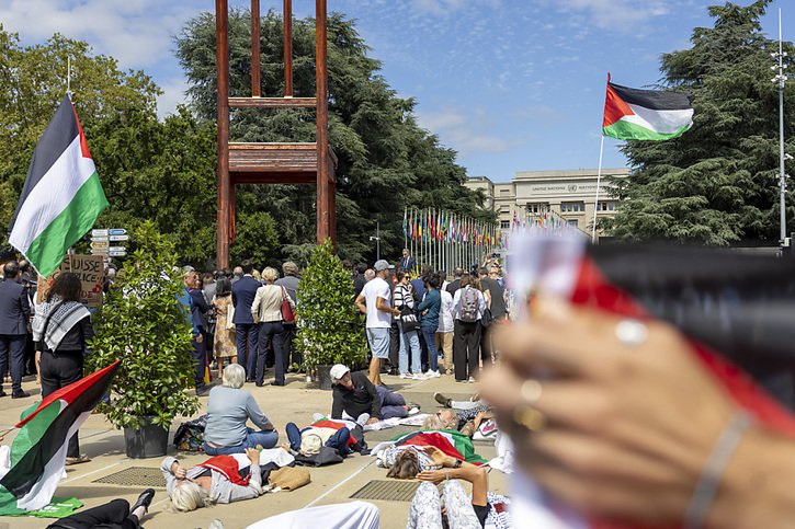 Des militants propalestiniens ont perturbé par des huées et des slogans un discours du conseiller fédéral Ignazio Cassis sur la Place des Nations à Genève. © KEYSTONE/SALVATORE DI NOLFI