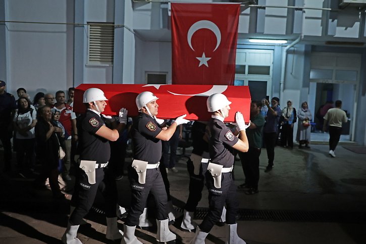 Le cercueil de la militante de 26 ans à son arrivée à la morgue de l'hôpital de Didim vendredi. © KEYSTONE/EPA/ERDEM SAHIN